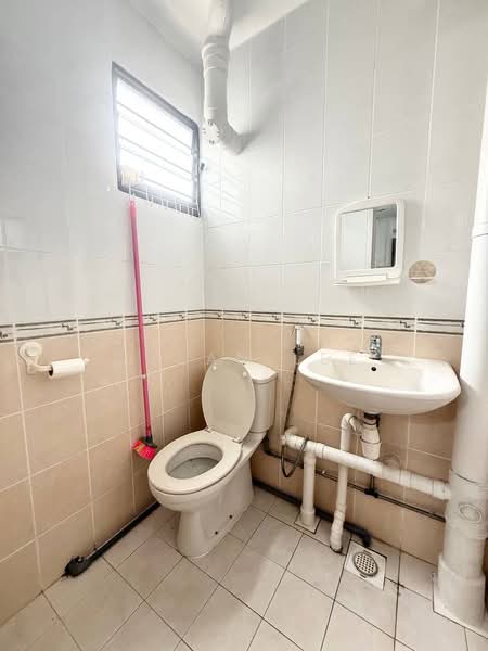 5 Saint George's Lane, 5 Saint George's Lane, 2 Bedrooms, 732 sqft, HDB Flat For Sale, by Dylan Lee, 500111164 - Bathroom - PropertyGuru.com.sg