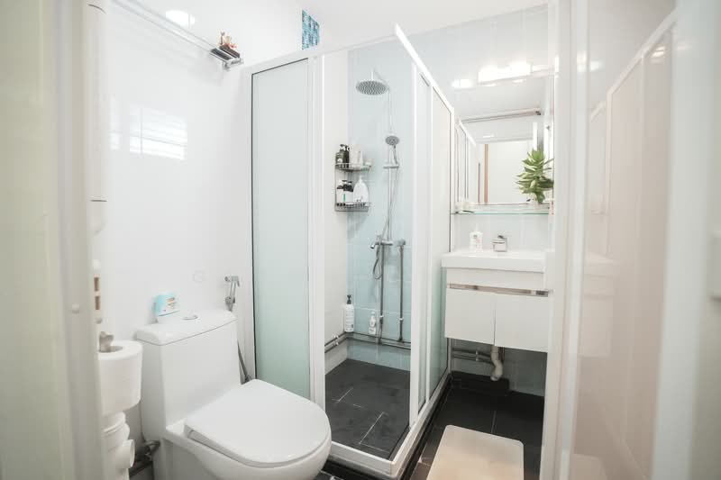 240 Serangoon Avenue 2, 240 Serangoon Avenue 2, 3 Bedrooms, 1,130 sqft, HDB Flat For Sale, by Glenn Choo, 500111167 - Bathroom - PropertyGuru.com.sg