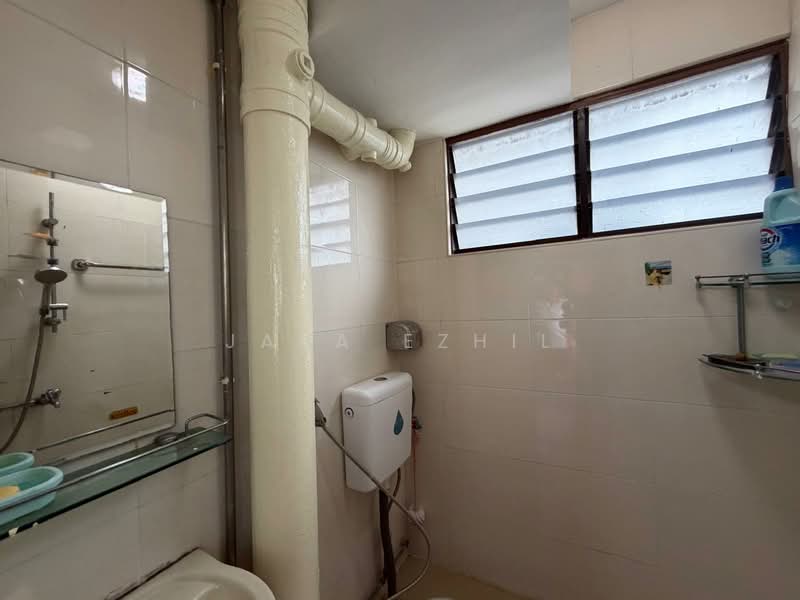 527 Jurong West Street 52, 527 Jurong West Street 52, 2 Bedrooms, 720 sqft, HDB Flat For Sale, by Jaya Ezhil, 500111190 - Bathroom - PropertyGuru.com.sg
