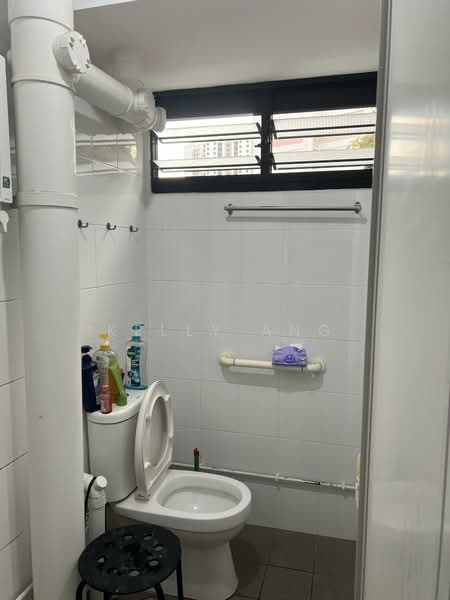 365 Clementi Avenue 2, 365 Clementi Avenue 2, 3 Bedrooms, 968 sqft, HDB Flat For Rent, by Kelly Ang, 500111219 - Common  Bathroom - PropertyGuru.com.sg