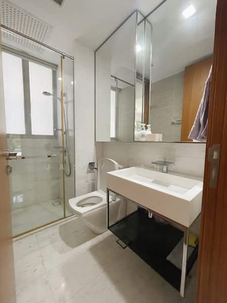 Floridian, 977 Bukit Timah Road, 2 Bedrooms, 926 sqft, Condominium For Rent, by Jaslyn Ang, 500111223 - Bathroom 2 - PropertyGuru.com.sg