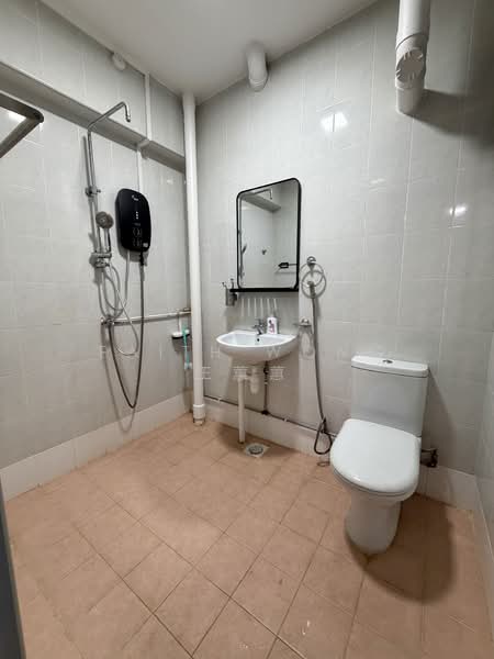 104 Bukit Purmei Road, 104 Bukit Purmei Road, 2 Bedrooms, 828 sqft, HDB Flat For Sale, by Faith Wong 王蕙蕙, 500111261 - Bathroom - PropertyGuru.com.sg