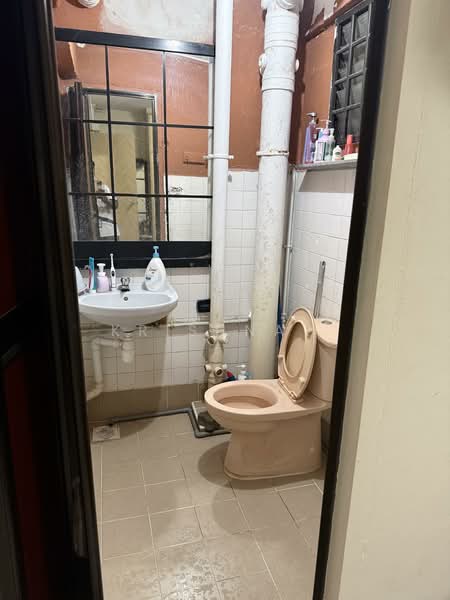 264 Jurong East Street 24, 264 Jurong East Street 24, 2 Bedrooms, 731 sqft, HDB Flat For Sale, by Krishna ., 500111267 - Bathroom - PropertyGuru.com.sg
