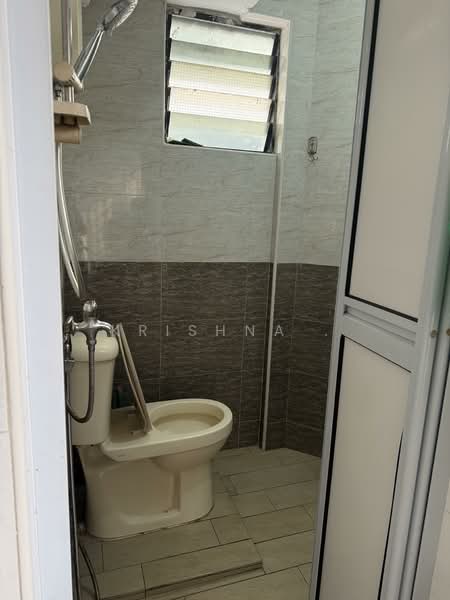 264 Jurong East Street 24, 264 Jurong East Street 24, 2 Bedrooms, 732 sqft, HDB Flat For Sale, by Krishna ., 500111283 - Bathroom - PropertyGuru.com.sg