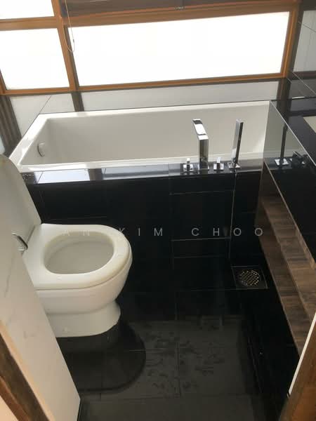 Vanadium, 9 Hertford Road, 2 Bedrooms, 829 sqft, Apartment For Sale, by Tan Kim Choo, 500111353 - Attached Bathroom - PropertyGuru.com.sg