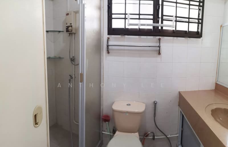 274 Toh Guan Road, 274 Toh Guan Road, 3 Bedrooms, 1,087 sqft, HDB Flat For Rent, by Anthony Lee, 500111368 - Bathroom - PropertyGuru.com.sg