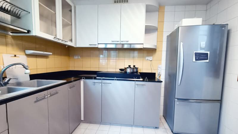 Queens, 12 Stirling Road, Room Rental, 100 sqft, Condominium For Rent, by Erica Yap, 500111396 - Kitchen - PropertyGuru.com.sg