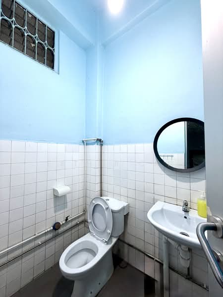 Hong Lim Complex, 531 Upper Cross Street, 614 sqft, Other Retail For Rent, by Esther Cai, 500111410 - Bathroom - CommercialGuru.com.sg