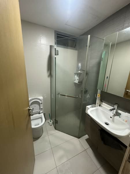 Skies Miltonia, 23 Miltonia Close, 2 Bedrooms, 743 sqft, Condominium For Rent, by Leslie Lau, 500111413 - Common Bath - PropertyGuru.com.sg