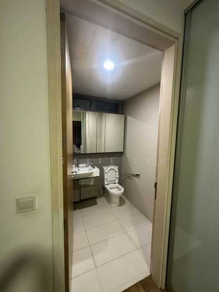 Skies Miltonia, 23 Miltonia Close, 2 Bedrooms, 743 sqft, Condominium For Rent, by Leslie Lau, 500111413 - Master Bath - PropertyGuru.com.sg