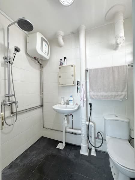 439 Ang Mo Kio Avenue 10, 439 Ang Mo Kio Avenue 10, 3 Bedrooms, 1,281 sqft, HDB Flat For Sale, by Lilian Huang 黄丽莲, 500111460 - Bathroom - PropertyGuru.com.sg