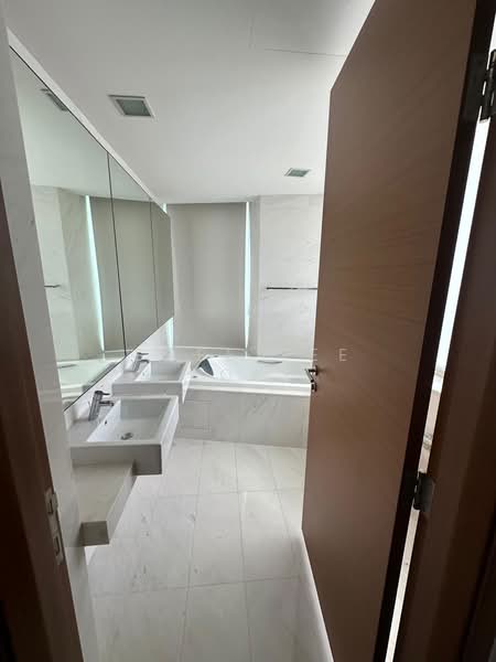 Saint Thomas Suites, 33 St Thomas Walk, 3 Bedrooms, 1,819 sqft, Condominium For Rent, by Shee Yee Loke, 500111468 - Master Bathroom - PropertyGuru.com.sg