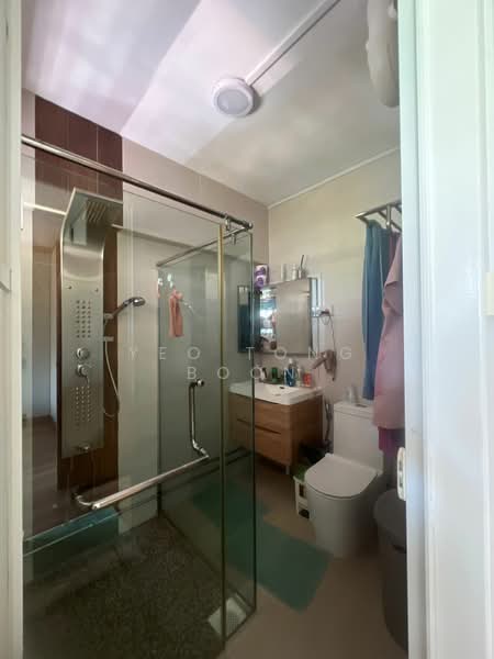 894 Tampines Street 81, 894 Tampines Street 81, 4 Bedrooms, 1,604 sqft, HDB Flat For Sale, by Yeo Tong Boon, 500111473 - Bathroom - PropertyGuru.com.sg