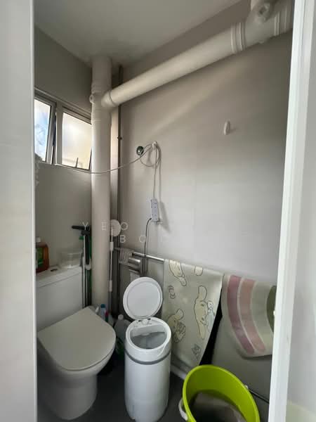 894 Tampines Street 81, 894 Tampines Street 81, 4 Bedrooms, 1,604 sqft, HDB Flat For Sale, by Yeo Tong Boon, 500111473 - Bathroom - PropertyGuru.com.sg