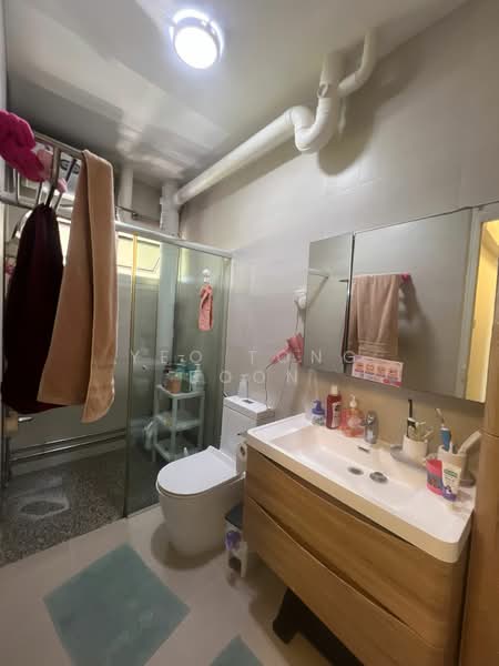 894 Tampines Street 81, 894 Tampines Street 81, 4 Bedrooms, 1,604 sqft, HDB Flat For Sale, by Yeo Tong Boon, 500111473 - Bathroom - PropertyGuru.com.sg