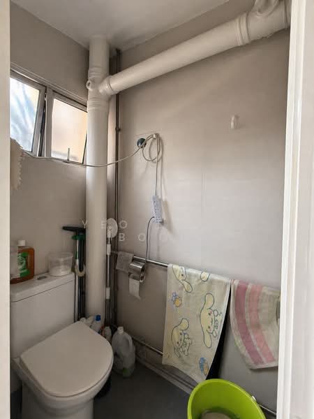 894 Tampines Street 81, 894 Tampines Street 81, 4 Bedrooms, 1,604 sqft, HDB Flat For Sale, by Yeo Tong Boon, 500111473 - Bathroom - PropertyGuru.com.sg