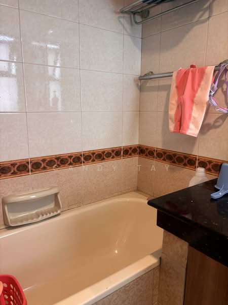 Parkview Apartments, 1 Bukit Batok Street 25, 3 Bedrooms, 1,119 sqft, Apartment For Sale, by Candy Tay, 500111533 - Bathroom - PropertyGuru.com.sg