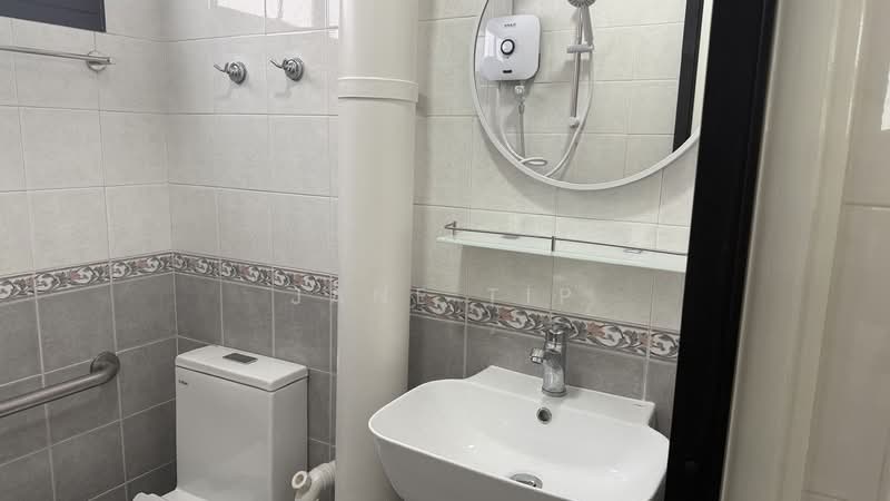 303 Ang Mo Kio Avenue 1, 303 Ang Mo Kio Avenue 1, 3 Bedrooms, 1,044 sqft, HDB Flat For Rent, by Jane Tip, 500111543 - Bathroom - PropertyGuru.com.sg