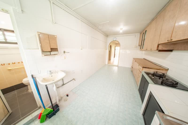 211 Ang Mo Kio Avenue 3, 211 Ang Mo Kio Avenue 3, 2 Bedrooms, 721 sqft, HDB Flat For Sale, by CLARENCE LIANG, 500111552 - Kitchen - PropertyGuru.com.sg