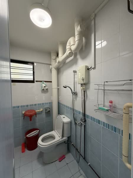 685 Hougang Street 61, 685 Hougang Street 61, 2 Bedrooms, 689 sqft, HDB Flat For Rent, by Sebs Low, 500111557 - Bathroom - PropertyGuru.com.sg