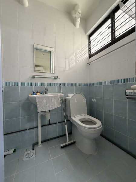 685 Hougang Street 61, 685 Hougang Street 61, 2 Bedrooms, 689 sqft, HDB Flat For Rent, by Sebs Low, 500111557 - Master Bathroom - PropertyGuru.com.sg