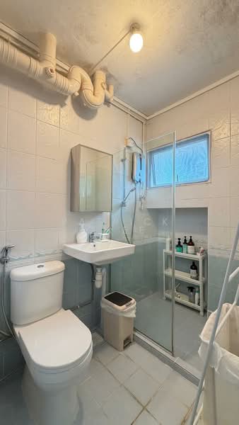 345 Tampines Street 33, 345 Tampines Street 33, 4 Bedrooms, 1,421 sqft, HDB Flat For Sale, by Patrick Chee, 500111606 - Bathroom - PropertyGuru.com.sg