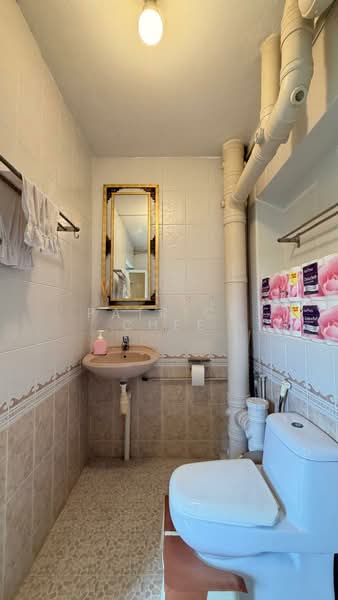 345 Tampines Street 33, 345 Tampines Street 33, 4 Bedrooms, 1,421 sqft, HDB Flat For Sale, by Patrick Chee, 500111606 - Bathroom - PropertyGuru.com.sg