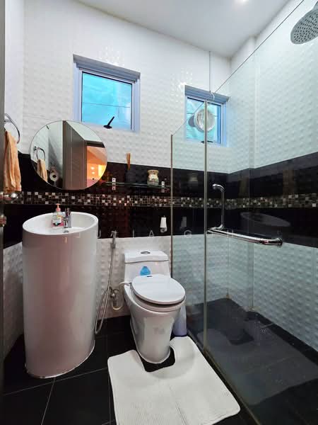 Luxurious Freehold Corner Terrace @ Upper Thomson | Newly Renovated | 1km CHIJ St Nicholas, Upper Thomson / Nemesu Ave, 4 Bedrooms, 3,100 sqft, Corner Terrace For Sale, by Julia Goh, 500111663 - Bathroom - PropertyGuru.com.sg