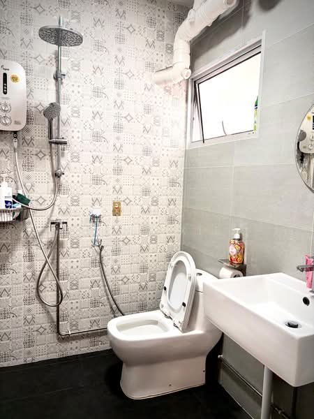 359 Tampines Street 34, 359 Tampines Street 34, 3 Bedrooms, 1,302 sqft, HDB Flat For Sale, by Benn Xie, 500111693 - Bathroom - PropertyGuru.com.sg