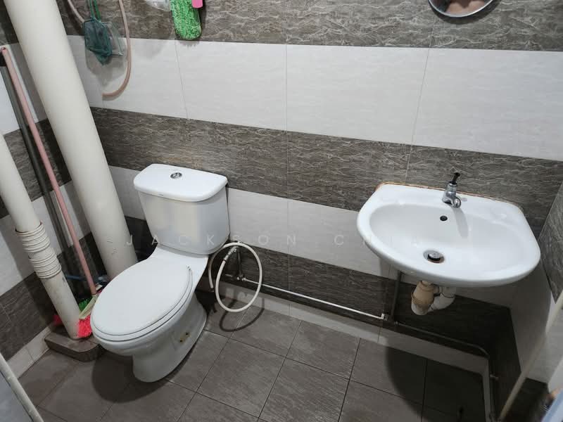 419 Tampines Street 41, 419 Tampines Street 41, 1,970 sqft, Shop / Shophouse For Sale, by Jackson Chia, 500111700 - Bathroom - CommercialGuru.com.sg