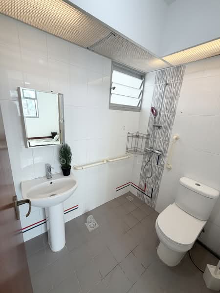 95B Henderson Road, 95B Henderson Road, 2 Bedrooms, 732 sqft, HDB Flat For Sale, by Louise Lim, 500111707 - Bathroom - PropertyGuru.com.sg