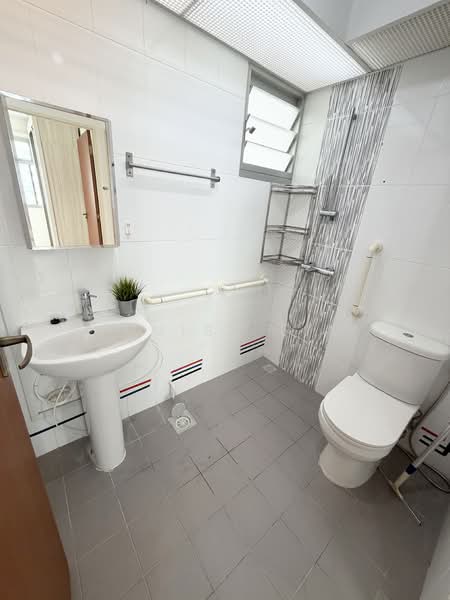 95B Henderson Road, 95B Henderson Road, 2 Bedrooms, 732 sqft, HDB Flat For Sale, by Louise Lim, 500111707 - Bathroom - PropertyGuru.com.sg