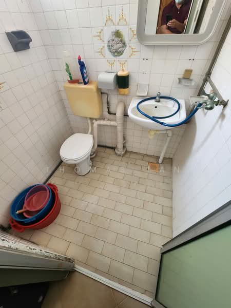 415 Hougang Avenue 10, 415 Hougang Avenue 10, 2 Bedrooms, 721 sqft, HDB Flat For Sale, by Thomas Tan, 500111791 - Bathroom - PropertyGuru.com.sg