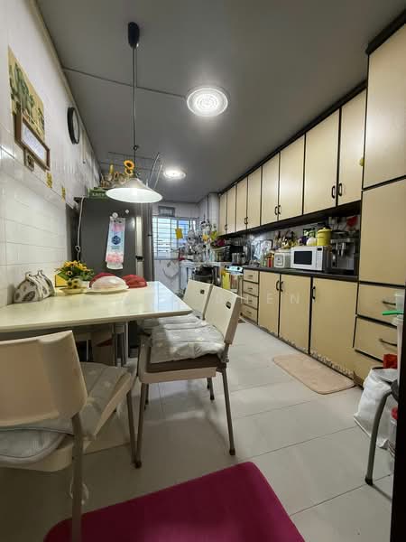 329 Clementi Avenue 2, 329 Clementi Avenue 2, 2 Bedrooms, 721 sqft, HDB Flat For Sale, by Sara Shen, 500111796 - Kitchen - PropertyGuru.com.sg