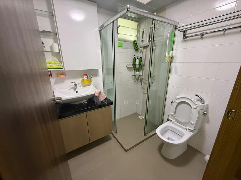 453B Bukit Batok West Avenue 6, 453B Bukit Batok West Avenue 6, 5 Bedrooms, 1,237 sqft, HDB Flat For Sale, by Gin Nah, 500111815 - Bathroom - PropertyGuru.com.sg