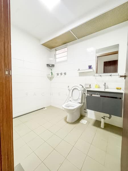 452A Bukit Batok West Avenue 6, 452A Bukit Batok West Avenue 6, 3 Bedrooms, 1,216 sqft, HDB Flat For Sale, by Rachel Koo, 500111834 - Bathroom - PropertyGuru.com.sg