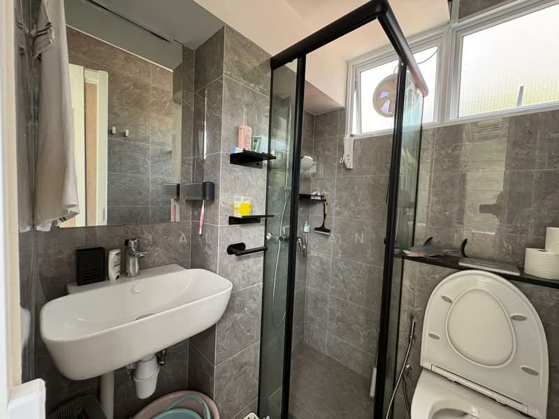 522 Ang Mo Kio Avenue 5, 522 Ang Mo Kio Avenue 5, 3 Bedrooms, 1,055 sqft, HDB Flat For Rent, by Alan Tan, 500111850 - Bathroom - PropertyGuru.com.sg