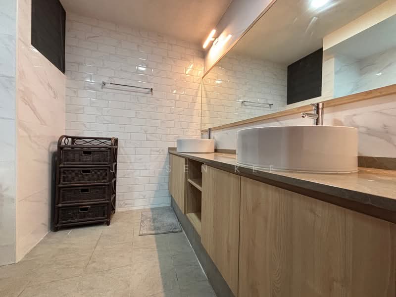 East Meadows, 32 Tanah Merah Kechil Road, 3 Bedrooms, 1,249 sqft, Condominium For Sale, by Jansen Kee, 500111873 - Bathroom - PropertyGuru.com.sg