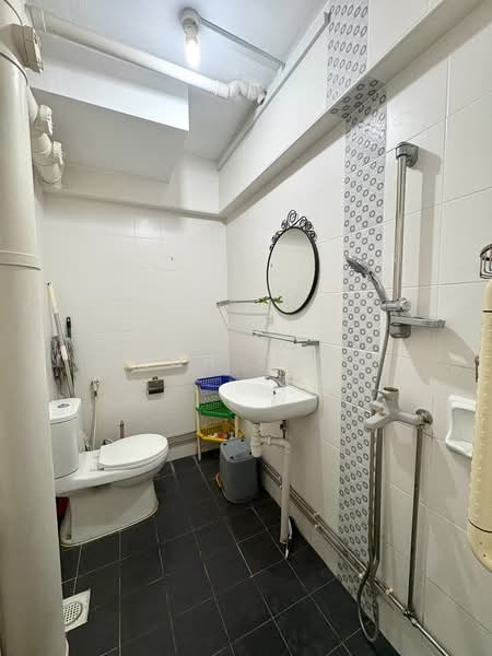 231 Hougang Street 21, 231 Hougang Street 21, 3 Bedrooms, 1,109 sqft, HDB Flat For Rent, by Leon Chea, 500111875 - Bathroom - PropertyGuru.com.sg