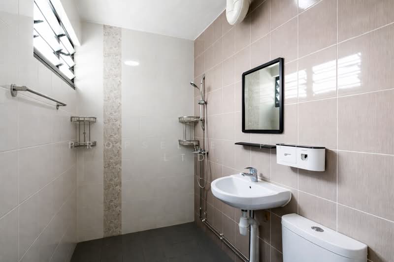 432 Tampines Street 41, 432 Tampines Street 41, 3 Bedrooms, 1,109 sqft, HDB Flat For Sale, by Elaine Wong, 500111889 - Bathroom - PropertyGuru.com.sg