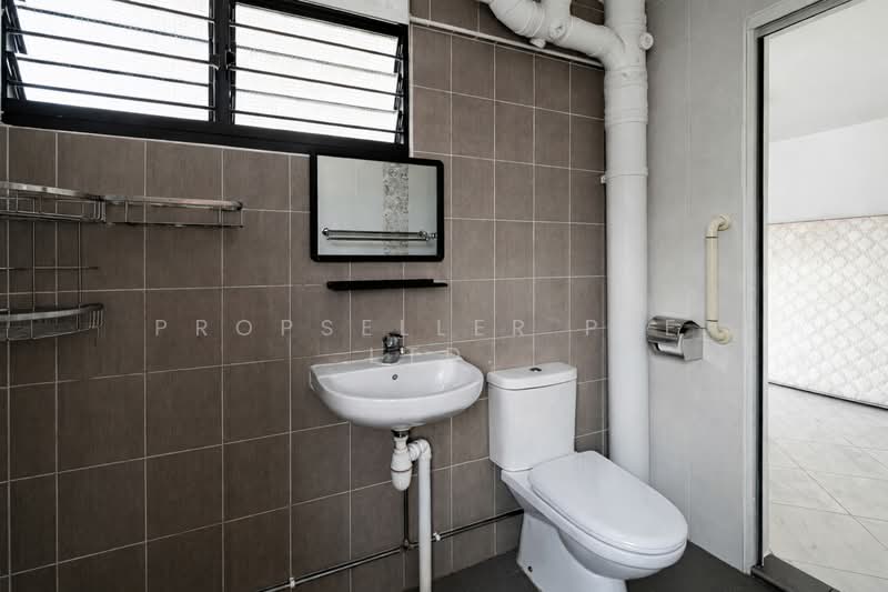432 Tampines Street 41, 432 Tampines Street 41, 3 Bedrooms, 1,109 sqft, HDB Flat For Sale, by Elaine Wong, 500111889 - Bathroom - PropertyGuru.com.sg