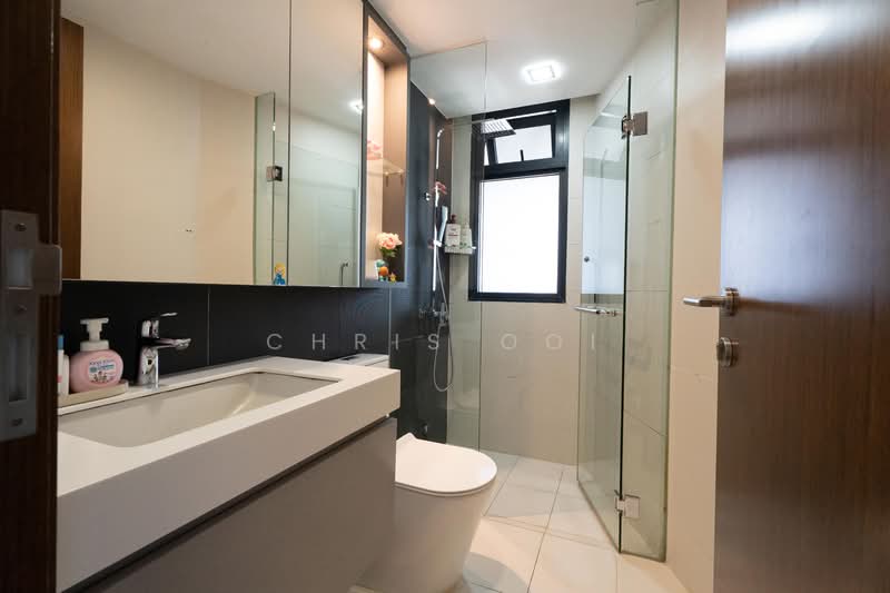 River Isles, 56 Edgedale Plains, 3 Bedrooms, 2,045 sqft, Condominium For Sale, by Chris Ooi, 500111900 - Bathroom - PropertyGuru.com.sg
