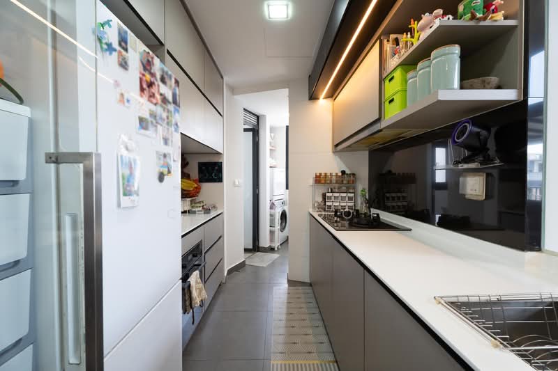 River Isles, 56 Edgedale Plains, 3 Bedrooms, 2,045 sqft, Condominium For Sale, by Chris Ooi, 500111900 - Kitchen - PropertyGuru.com.sg