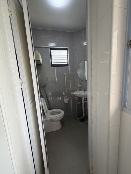 233 Jurong East Street 21, 233 Jurong East Street 21, 2 Bedrooms, 721 sqft, HDB Flat For Sale, by Lee Siew Wah Edmund, 500111907 - Bathroom - PropertyGuru.com.sg