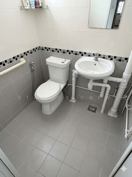 609 Bedok Reservoir Road, 609 Bedok Reservoir Road Eunos Rainbow, 2 Bedrooms, 872 sqft, HDB Flat For Rent, by Stanley Chew, 500111916 - Bathroom - PropertyGuru.com.sg