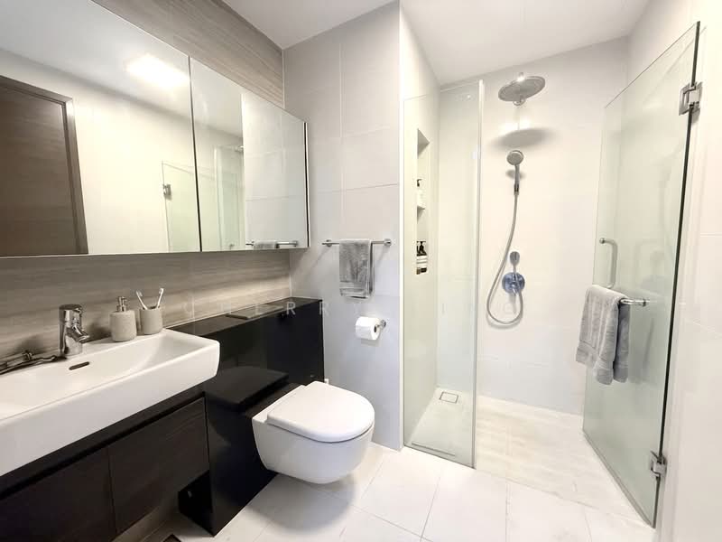 Eon Shenton, 70 Shenton Way, 2 Bedrooms, 1,045 sqft, Condominium For Rent, by Cherry Ling, 500111922 - Bathroom - PropertyGuru.com.sg