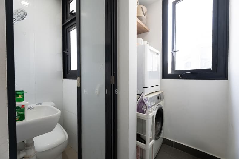 D19 Superb Value Penthouse 3 Bedroom + Study Beautiful Renovated, , 4 Bedrooms, 2,045 sqft, Condominium For Sale, by Chris Ooi, 500111975 - Bathroom - PropertyGuru.com.sg