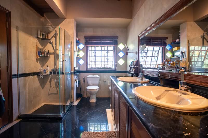 Choon Sing Garden / Jalan Binchang / Bishan - Semi-D, Jalan Binchang, 4 Bedrooms, 3,300 sqft, Semi-Detached House For Sale, by Dave Devnath, 500111986 - Bathroom - PropertyGuru.com.sg