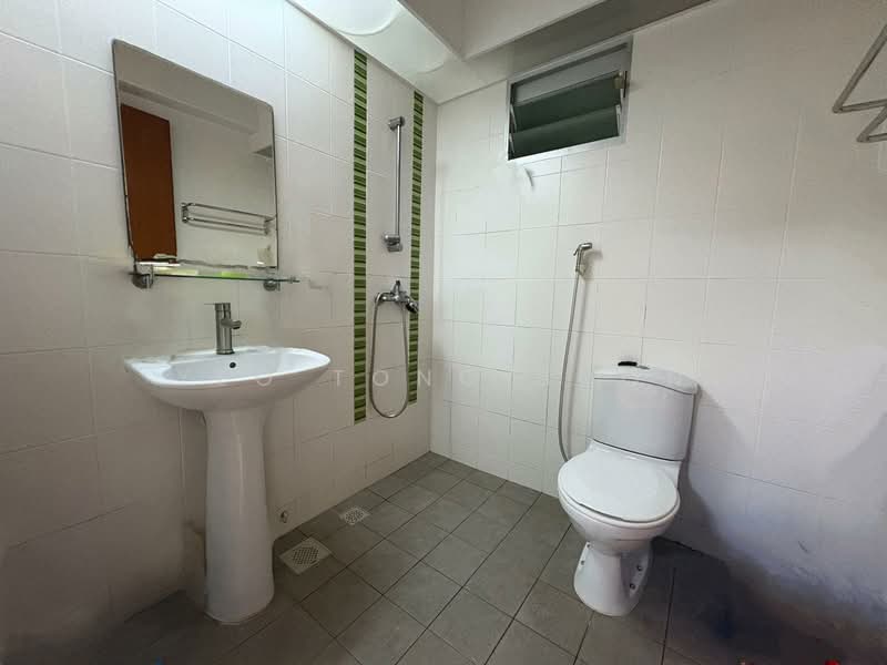 450 Yishun Ring Road, 450 Yishun Ring Road, 3 Bedrooms, 1,044 sqft, HDB Flat For Sale, by Yeo Tong Boon, 500111993 - Bathroom - PropertyGuru.com.sg