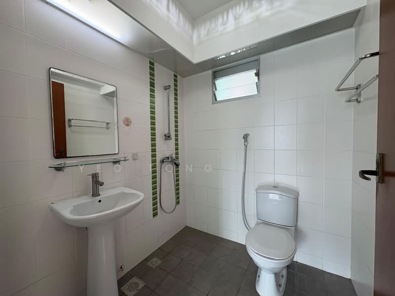 450 Yishun Ring Road, 450 Yishun Ring Road, 3 Bedrooms, 1,044 sqft, HDB Flat For Sale, by Yeo Tong Boon, 500111993 - Bathroom - PropertyGuru.com.sg